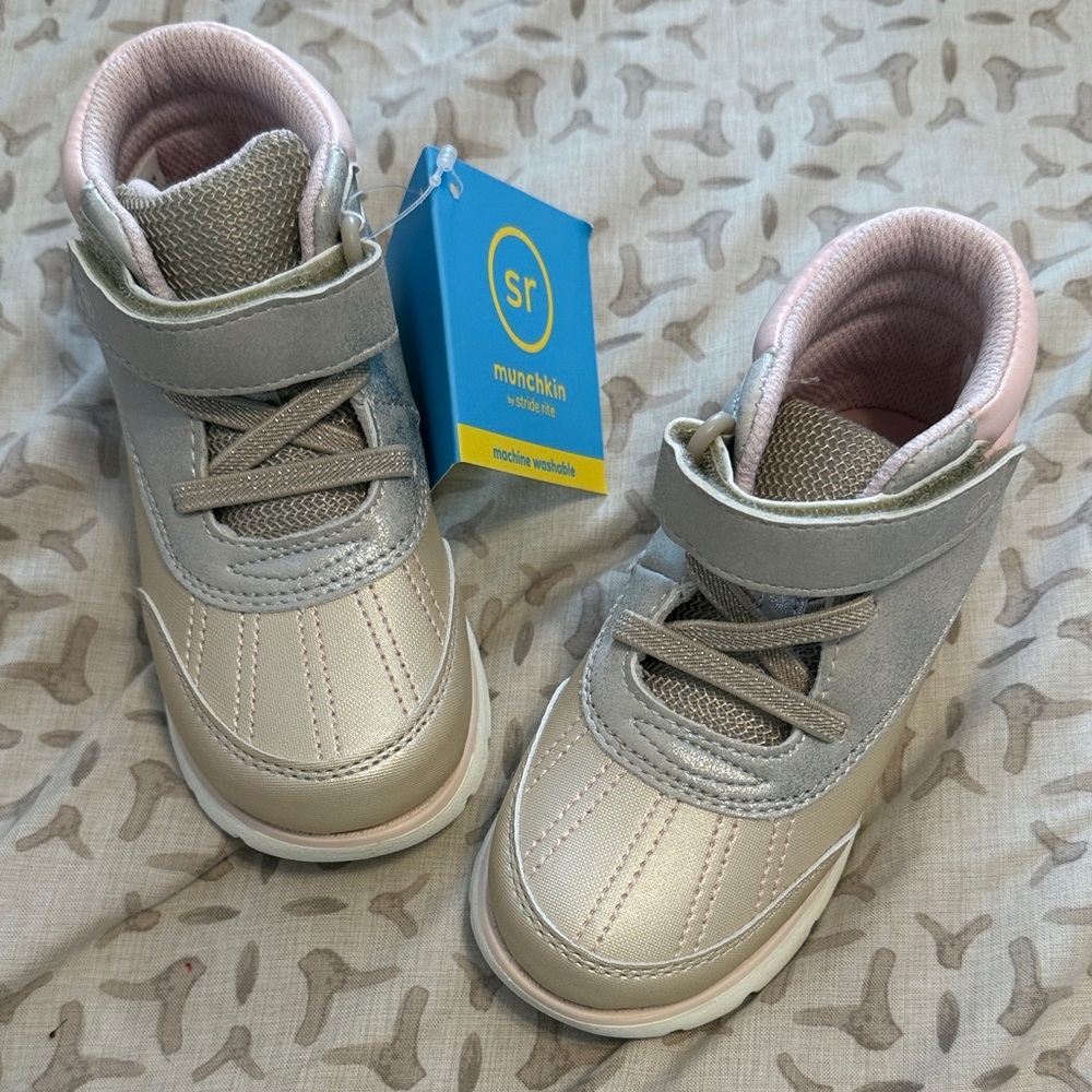 Stride Rite munchkin booties NWT